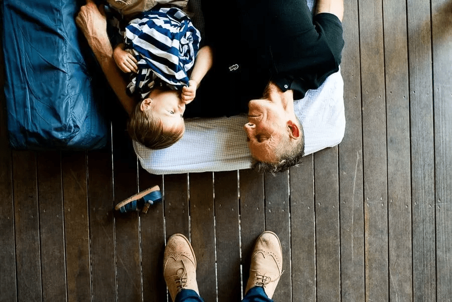 یک پدر و فرزندش در کنار هم از نمای بالا