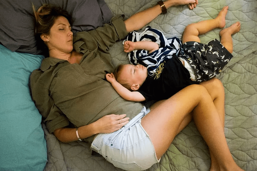 یک کودک که به همراه مادرش در کنار هم خواب هستند