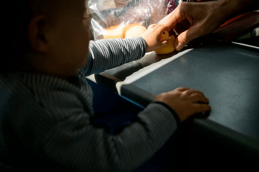 دست کودکی که اسباب بازی را از دست پدر خود گرفته است
